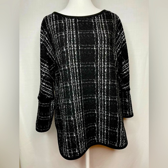 Sophie Max Black Color with White Thread Design
Size medium - Picture 1 of 6